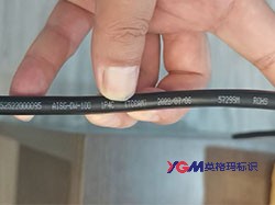 小字符噴碼機(jī)弧形熱縮管噴碼打印實(shí)例圖